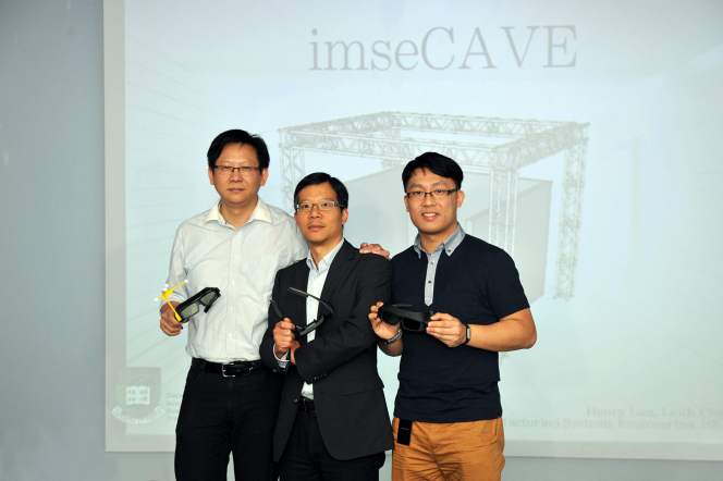 (左起)香港大學工程學院工業及製造系統工程系資訊科技經理陳建業、副教授劉應機博士,以及研究助理譚偉林,介紹虛擬系統imseCAVE。